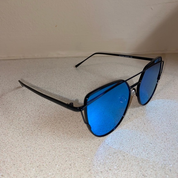 Fashion Metal Aviator Sunglasses - Picture 2 of 5